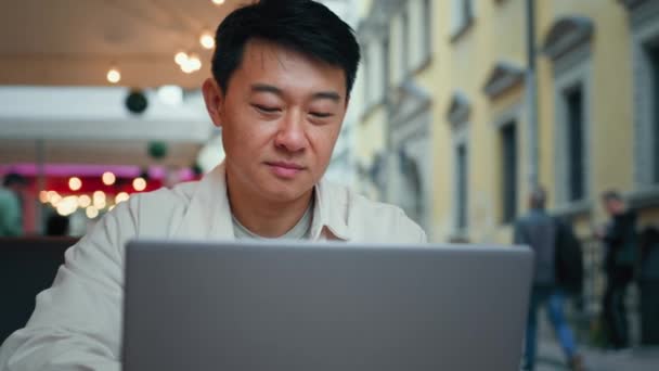 Close Asiático Homem Sentado Café Digitando Laptop Conversando Line Leitura — Vídeo de Stock