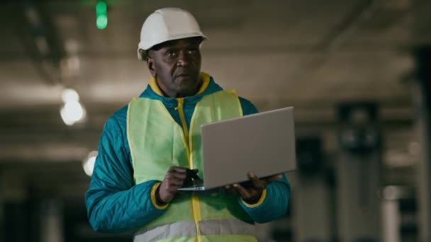 Концентрированный Человек Промышленный Инженер Защитном Шлеме Использует Ноутбук Ввода Данных — стоковое видео