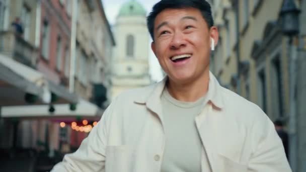 Happy Joyful Man Listening Music Wireless Headphone Dancing Outdoors Active — Stok Video