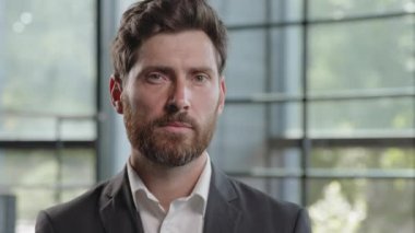 Portre orta yaşlı erkek patron işveren yetişkin sakin Kafkas 40 'lı yaşlarda sakallı adam kamera pazarlama CEO' su yönetici iş adamı ofis içinde poz veriyor.