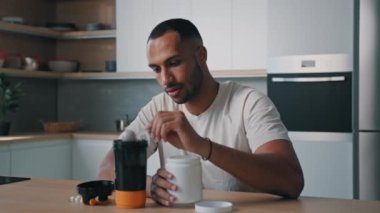Afrikalı Amerikalı sporcu vücut geliştirme sporcusu erkek sporcu beslenme takviyeleri hazırlıyor. Sallanan plastik şişeye soya proteini karışımı. Güçlü egzersizler için sağlıklı spor yapma diyeti.