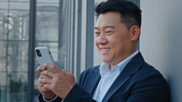 Close Glimlachen Aziatische Middelbare Leeftijd Zakenman Werknemer Man Werkgever Ondernemer — Stockvideo