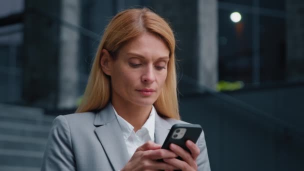 Poważny Skupiony Bizneswoman Trzyma Telefon Stojąc Mieście Smutny Sfrustrowany Kobieta — Wideo stockowe