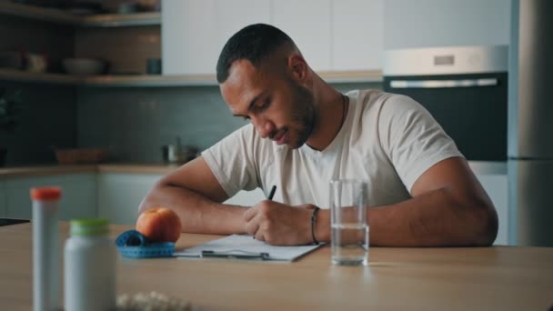 Afroamerikaner Mann Kerl Männlich Sportler Ernährungsberater Tisch Sitzen Der Küche — Stockvideo