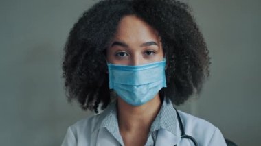 Maskeli konferansta genç, profesyonel Afrikalı kadın psikiyatrist doktor. Video konferansı. İnternetten hastaya danışma.