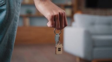 Tanımlanamayan beyaz kadın ev sahibi ev sahibi ev sahibi ev kredisi alırken ev kredisi alırken ev sahibi yeni apartman dairesinin anahtarlarını tutan kadın.