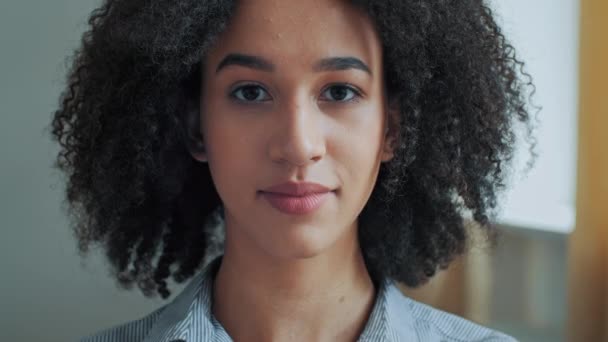 Överraskad Etnisk Afrikansk Amerikansk Ung Kvinna Öppna Munnen Glädje Överraskning — Stockvideo