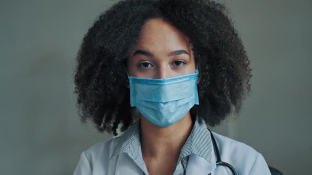 Junge Professionelle Afrikanische Frau Psychiater Arzt Therapeut Maske Sprechen Videokonferenz — Stockvideo