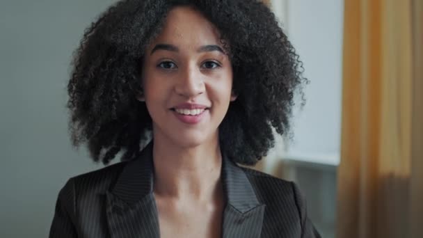 Positive Afrikanische Geschäftsfrau Beraterin Mitarbeiterin Verkäuferin Frau Internet Lehrerin Kommunizieren — Stockvideo