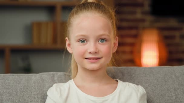 Słodkie Dziewczyna Małe Dziecko Kaukaskie Dziecko Patrząc Aparat Portret Piękne — Wideo stockowe