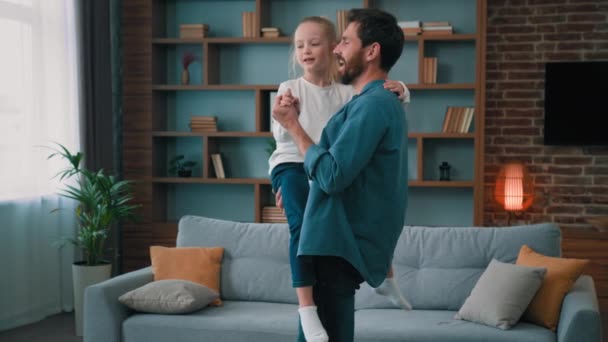 Vit Far Vårdande Förälder Dansar Långsam Dans Med Liten Dotter — Stockvideo