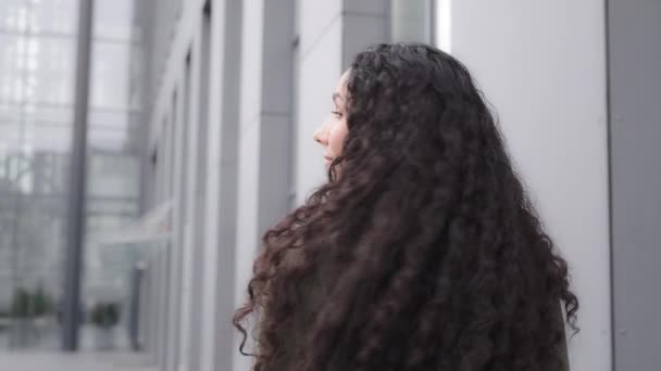 Achteraanzicht Van Achter Onherkenbare Vrouw Met Donker Krullend Haar Haarstijl — Stockvideo