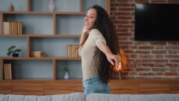 Χορεύοντας Συναισθηματική Χαρούμενος Αστείο Κορίτσι Μακριά Σγουρά Μαλλιά Και Μόνο — Αρχείο Βίντεο
