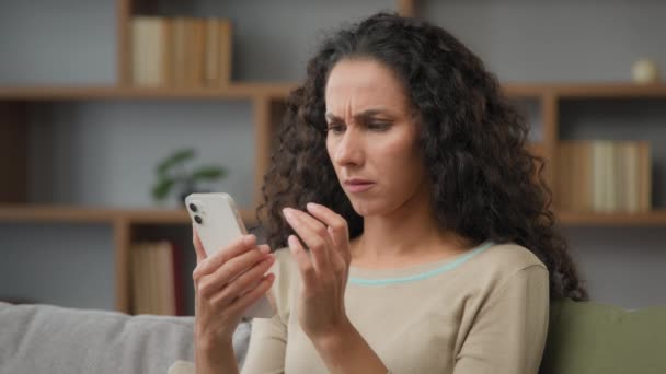 Latin Latin Kafkasyalı Şaşkın Kafası Karışık Cep Telefonlu Kadın Evde — Stok video