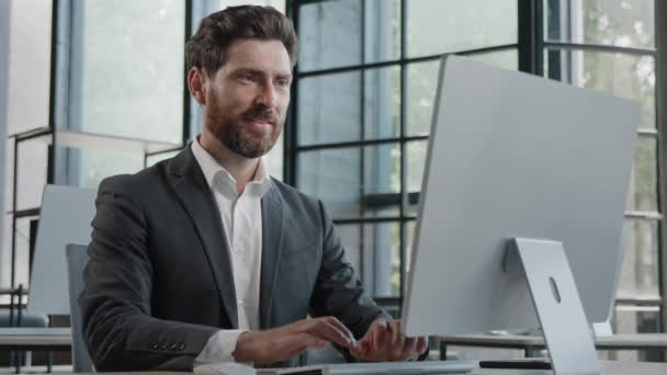 Взрослый Бородатый Бизнесмен Средних Лет Работающий Компьютером Офисе Показывает Большой — стоковое видео