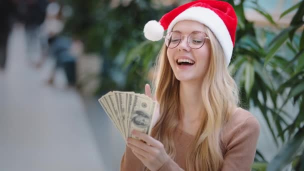 Szczęśliwy Bogaty Sukces Kaukaska Kobieta Czerwonym Santa Kapelusz Czapka Okulary — Wideo stockowe