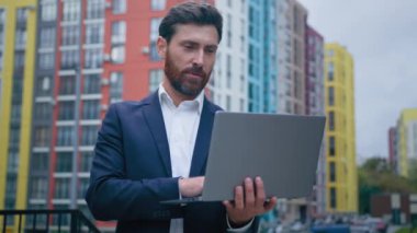 Başarılı beyaz adam yetişkin iş adamı profesyonel girişimci gazeteci şehir dışında serbest çalışıyor portatif dizüstü bilgisayar programlama online modern teknoloji ve iş işi