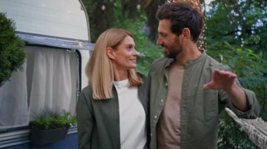 Eşleri Kafkasyalı kadın ve erkek evli çift karı koca kız arkadaş ve erkek arkadaş karavanın arka bahçesindeki kampta yürüyorlar geleceğin emlakçısını hayal ederek konuşuyorlar.