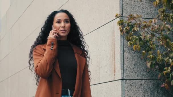 Marcher Dans Ville Heureux Parler 30S Hispanique Femme Latina Fille — Video
