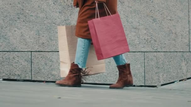 Крупный План Неузнаваемая Женщина Идущая Улице После Покупок Женские Ноги — стоковое видео
