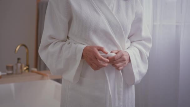 가까이 수없는 할머니 욕실에서 목욕을 나이든 여성의 모습을 수있다 — 비디오