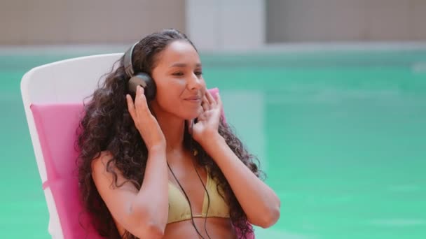 Щаслива Латиноамериканська Дівчина Відпочиває Пляжі Навушниках Слухати Улюблену Пісенну Музику — стокове відео