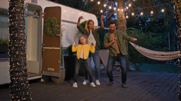 Blanke Familie Camping Buiten Avond Dansen Plezier Het Bos Reis — Stockvideo