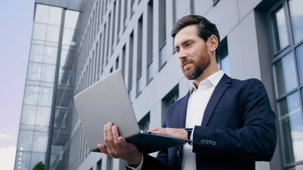 Framgångsrik Affärsman Utvecklare Skapare Skriva Laptop Skapar Nya Start Affärsplan — Stockfoto