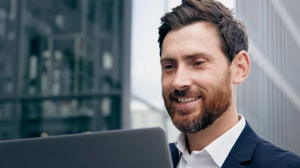Close Smiling Successful Businessman Working Laptop Outdoors Joyful Bearded Male — Stockfoto