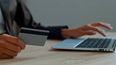 Kadın eli kapalı, etnik Afrikalı iş kadını finansal verileri bilgisayara giriyor kredi kartı ödemeleri internet mağazasından para transferi bağışı çevrimiçi alışveriş kolaylığı ecommerce ödeme