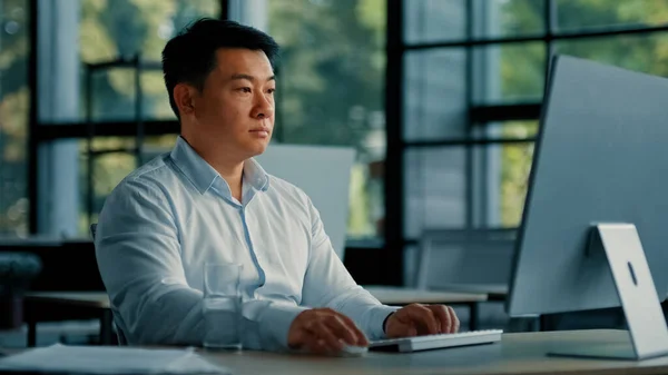 Profesyonel Erkek Işçi Asyalı Başarılı Adamı Ofis Masasında Bilgisayar Yazılımı — Stok fotoğraf