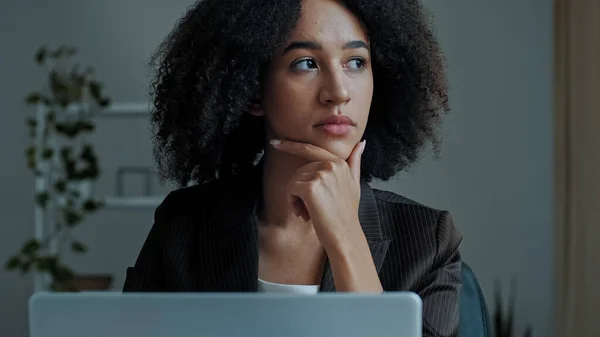 Bedachtzame Jonge Zakenvrouw Afrikaanse Amerikaanse Vrouw Meisje Freelancer Werknemer Zoek — Stockfoto
