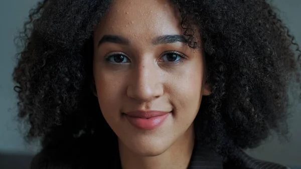 Retrato Hermoso Positivo Africano Americano Étnico Chica Milenaria Estudiante Freelancer — Foto de Stock