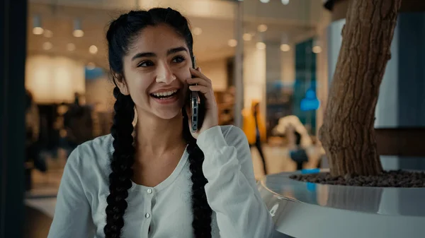 Lächelnd Arabische Frau Aus Dem Nahen Osten Käuferin Kundin Studentin — Stockfoto