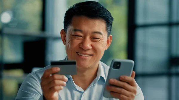 Mutlu Asyalı Adam Müşteri Alıcısı Adamı Ofiste Bankacılık Cep Telefonu — Stok fotoğraf