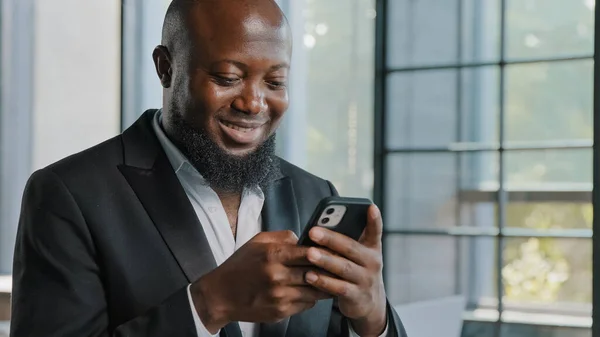 African American Adult Businessman Bearded Male Employee Chatting Cell App — Zdjęcie stockowe