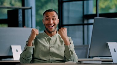 Afrikalı Amerikalı işçi bilgisayar daktilosu çok ırklı iş adamı yönetici net online galibiyet başarı projesinde başarı kazanma iyi sonuç başarı fırsatı sunuyor