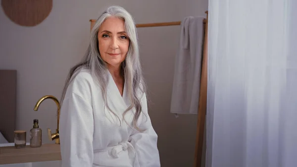 Yaşlarda Yaşlı Beyaz Yaşlı Olgun Yaşlı Bir Kadın Uzun Gri — Stok fotoğraf