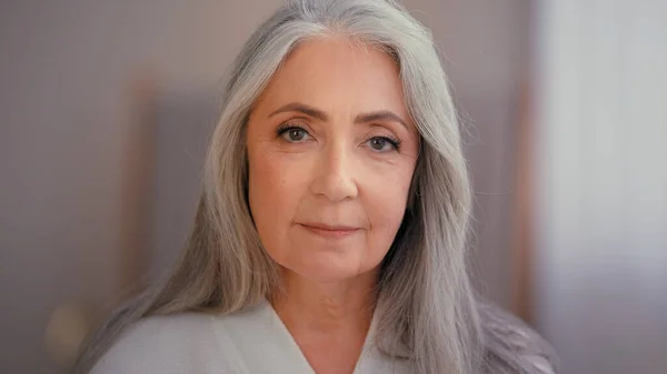 Banyodaki Kadın Portresini Kapat Yaşlı Olgun Yaşlarda Kadın Beyaz Yaşlı — Stok fotoğraf