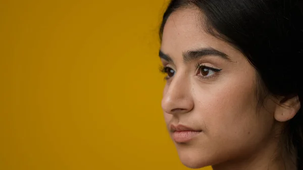 Nahaufnahme Porträt Studio Gelber Hintergrund Indische Ethnische Frau Mädchen Dame — Stockfoto
