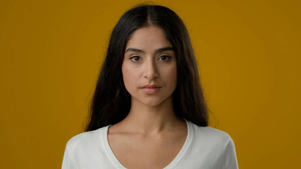 Kobieta Portret Żółtym Studio Tło Indian Etniczne Kobieta Dziewczyna Pokazując — Zdjęcie stockowe