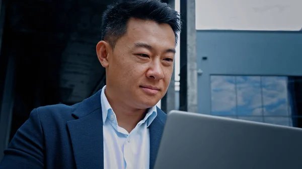 Ευτυχισμένος Χαμογελαστός Θετικός Κορεάτης Κινέζος 40Άρης Μεσήλικας Επιχειρηματίας Δικηγόρος Ελεύθερος — Φωτογραφία Αρχείου