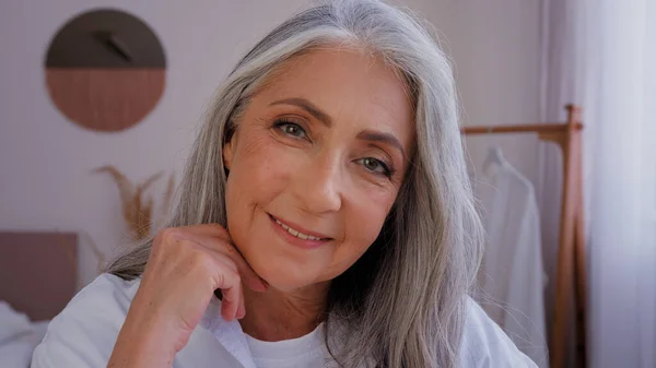 Portre Yakın Çekim Yaşlı Olgun Yaşlarda Beyaz Yaşlı Kadın Beyaz — Stok fotoğraf
