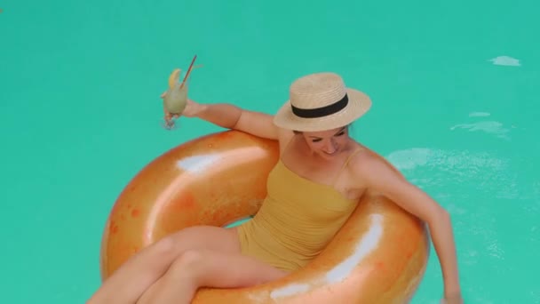 Hermosa Chica Rubia Mujer Bronceada Modelo Viajero Traje Baño Nadar — Vídeos de Stock