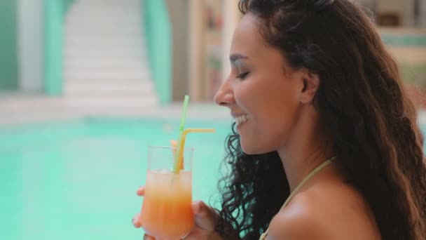 Spanyol Arap Seksi Güzel Mutlu Kadın Yüzme Havuzunda Dinleniyor Otel — Stok video