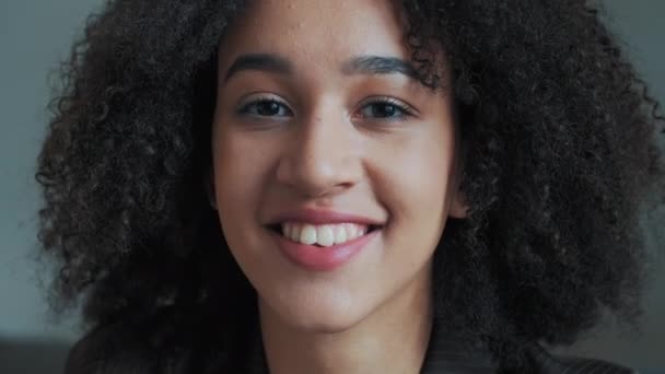 Retrato Sorrindo Amigável Positivo Bela Afro Americana Jovem Modelo Elegante — Vídeo de Stock