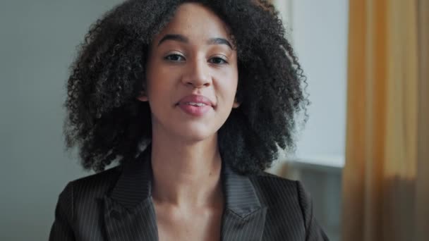 Positivo Bastante Afroamericana Mujer Estudiante Blogger Hablar Video Chat Reunión — Vídeos de Stock