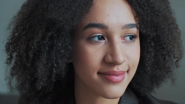Retrato Bonito Positivo Africano Americano Étnico Mulher Menina Milenar Estudante — Vídeo de Stock