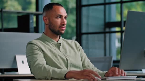 Lugar Trabajo Oficina Con Computadora Afroamericano Hombre Negocios Trabajador Gerente — Vídeo de stock