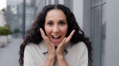 Aman Tanrım. Vay canına. Kadın yüz tepkisi. Şaşırtıcı derecede heyecanlı beyaz kadın kız sürpriz bir şekilde el kaldırıyor dışarıda kameraya bakarak inanılmaz bir zafer kazanıyor. Yüksek